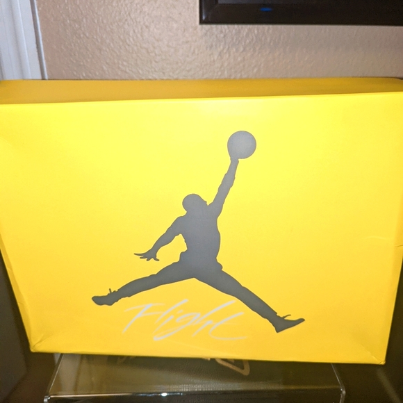 Jordan 4 lightning box Clearance